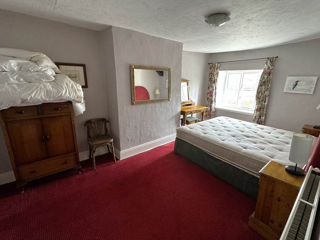 Lot: 135 - HISTORIC PUBLIC HOUSE FOR IMPROVEMENT WITHIN DARTMOOR NATIONAL PARK - Letting room one